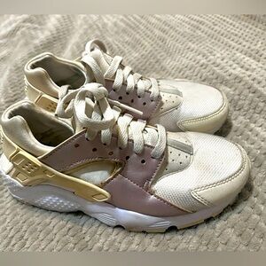 Nike Huaraches youth size 5Y rose gold